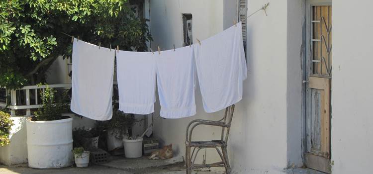 Wäsche trocknet vor der Haustür