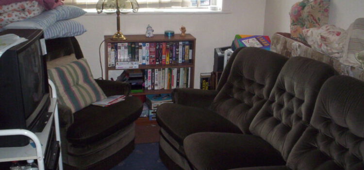 Beengter Raum mit Sofa und Fernseher