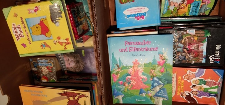 Kiste mit Kinderbüchern