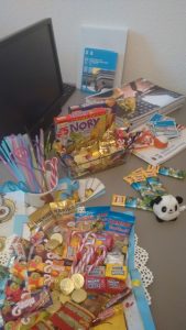 Tisch mit Süßigkeiten, Stiften, Malbüchern und ein kleiner Pandabär