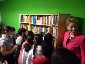 Bezirksbürgermeisterin Dr. Franziska Giffey eröffnet das Verschenkregal und ist von Kindern umringt