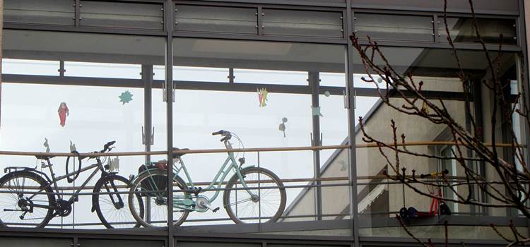 Glasgang mit Fahrrädern