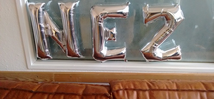 Die Buchstaben NEZ als silberne Luftballons.