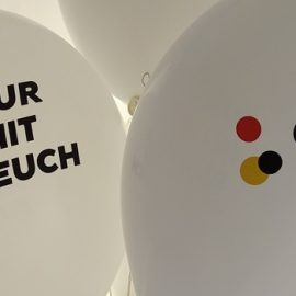 Luftballons verteilen am Tag der deutschen Einheit