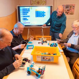 Konstruieren, bauen, programmieren: die Lego-Senioren-Gruppe im MGH Memmingen